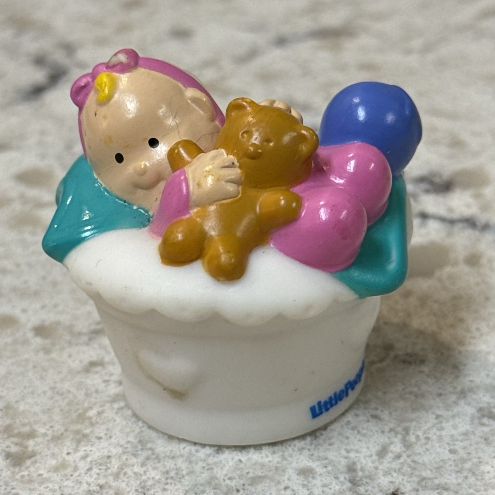 Fisher Price Little People Baby Ashley White Basket Bassinet TeddyBear 2008 2010